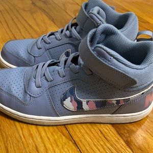 nike court borough mids